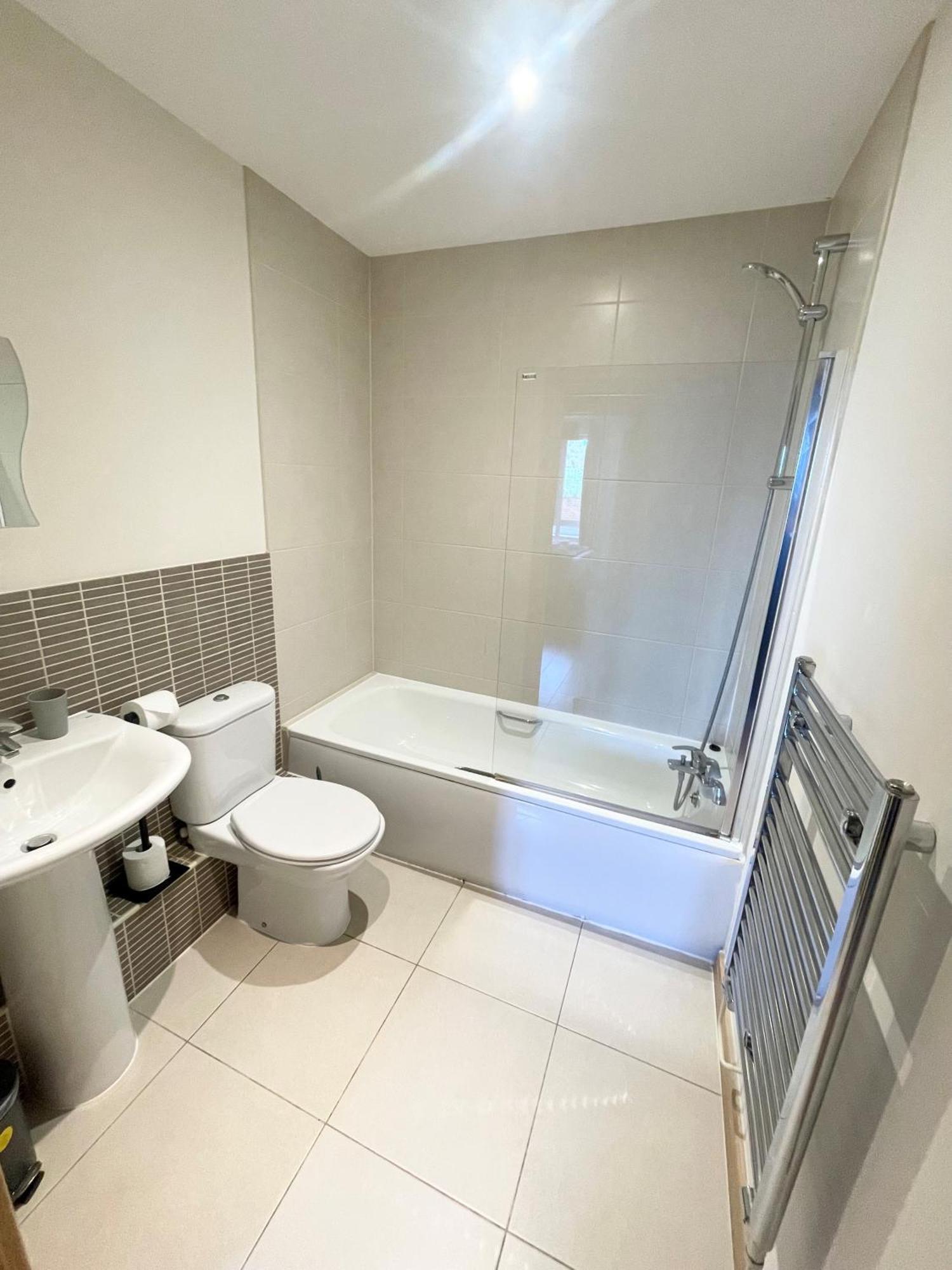 Blue Sky Apartments@Guildford Town Centre 外观 照片